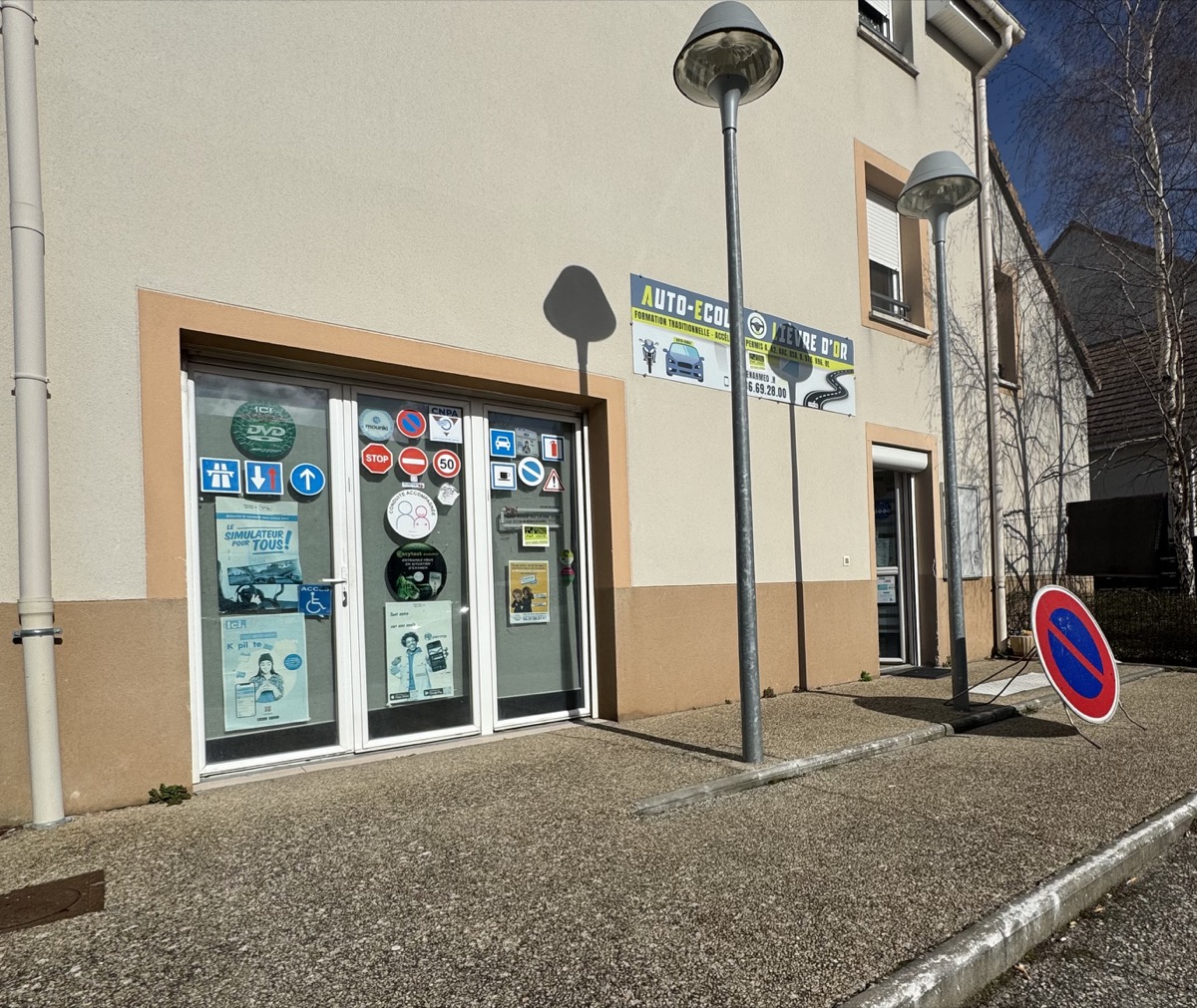Devanture de l'auto-école du Lièvre d'Or à Dreux